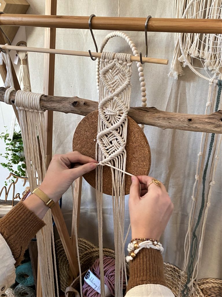 Confection-de-macrame-Marie-Charlotte-Delcourt-Atelier-Mariecha-macrame-decoration-artisan-createur-Reims-Marne